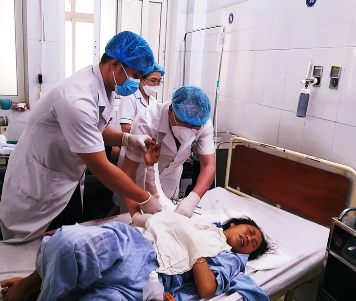 Chạy đua với thời gian nối lại cánh tay đứt rời cho bệnh nhân bị tai nạn lao động - Ảnh 3. Chạy đua với thời gian nối lại cánh tay đứt rời cho bệnh nhân bị tai nạn lao động - Ảnh 3.