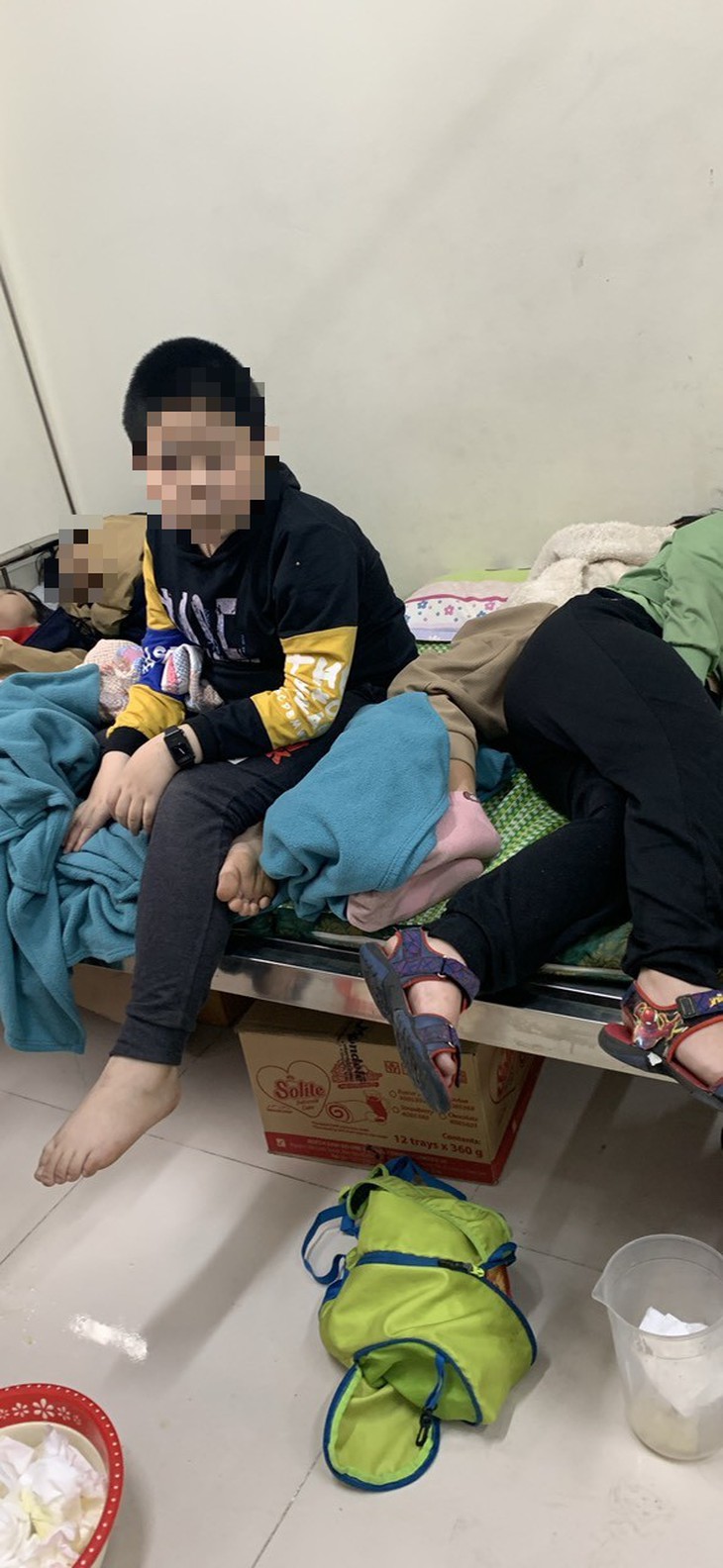 Công an vào cuộc vụ hơn 50 học sinh nghi bị ngộ độc ở Hà Nội - Ảnh 2. Công an vào cuộc vụ hơn 50 học sinh nghi bị ngộ độc ở Hà Nội - Ảnh 2.