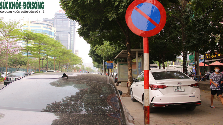 Ngang nhiên chiếm dụng điểm buýt, người dân đợi xe dưới lòng đường - Ảnh 1.