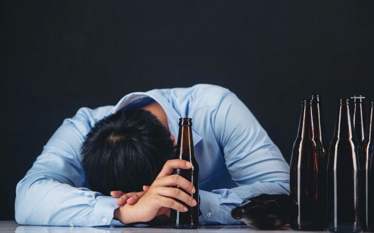 Uống rượu khi đói nguy hiểm thế nào?