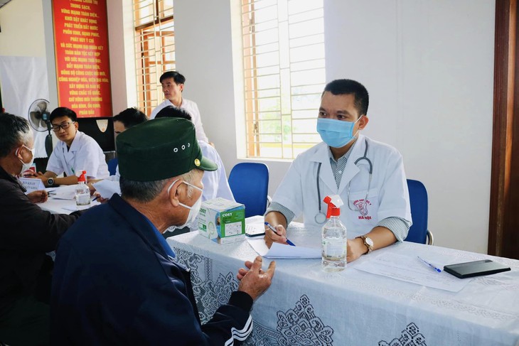Hải Phòng: Khám, tư vấn sức khỏe và phát thuốc miễn phí cho người nghèo, hoàn cảnh khó khăn ở nông thôn - Ảnh 4. Hải Phòng: Khám, tư vấn sức khỏe và phát thuốc miễn phí cho người nghèo, hoàn cảnh khó khăn ở nông thôn - Ảnh 4.