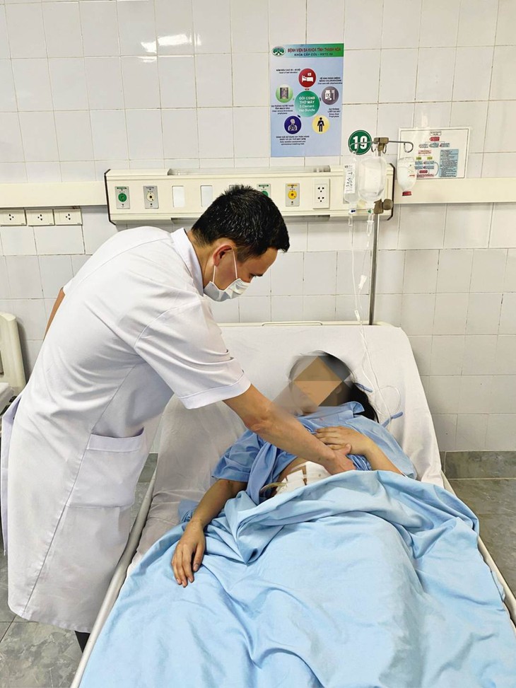 Truyền 28 đơn vị máu cứu sống sản phụ nguy kịch do băng huyết sau sinh - Ảnh 2. Truyền 28 đơn vị máu cứu sống sản phụ nguy kịch do băng huyết sau sinh - Ảnh 2.