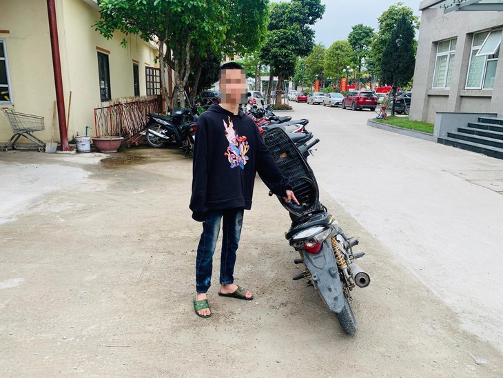 Bắt thiếu niên 14 tuổi cùng bạn cướp xe máy của người phụ nữ đi đường - Ảnh 1.