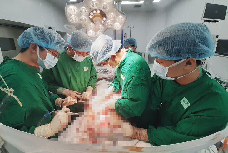 Cứu sống ngoạn mục bệnh nhân bị 5 vết dao đâm thấu ngực bụng - Ảnh 1. Cứu sống ngoạn mục bệnh nhân bị 5 vết dao đâm thấu ngực bụng - Ảnh 1.