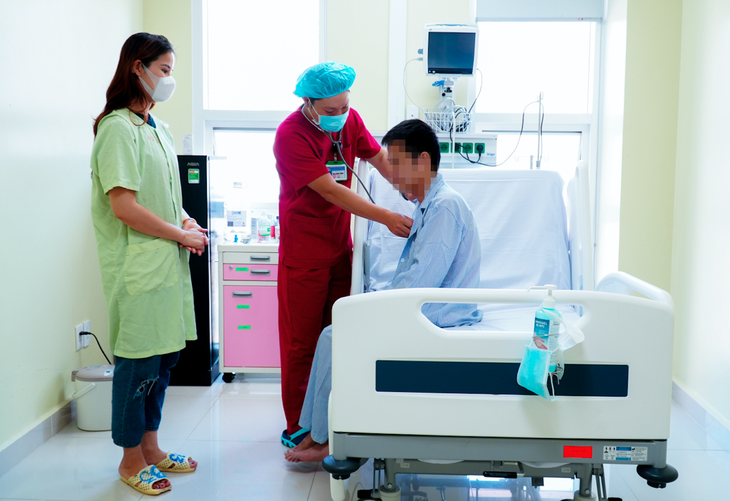 Cứu sống ngoạn mục bệnh nhân bị 5 vết dao đâm thấu ngực bụng - Ảnh 2. Cứu sống ngoạn mục bệnh nhân bị 5 vết dao đâm thấu ngực bụng - Ảnh 2.