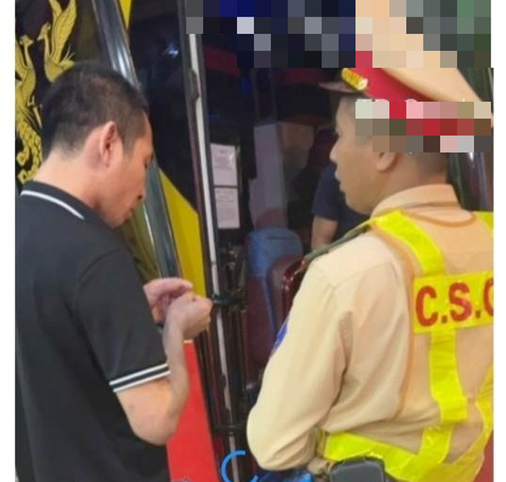 Tài xế uống rượu ngâm "quả thuốc phiện" vẫn ung dung chở khách - Ảnh 2.