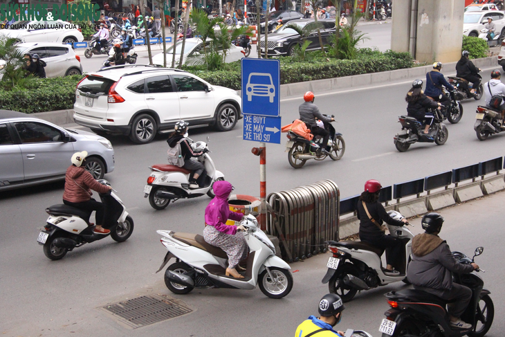 Nửa năm thí điểm phân làn, đường Nguyễn Trãi vẫn "mạnh ai người ấy đi" - Ảnh 2.