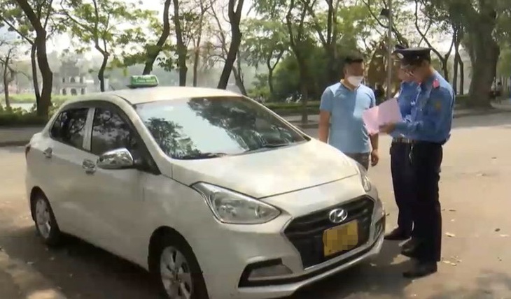Tài xế taxi ‘chặt chém’ khách du lịch nước ngoài 500.000 đồng cho quãng đường 3km. - Ảnh 1. Tài xế taxi ‘chặt chém’ khách du lịch nước ngoài 500.000 đồng cho quãng đường 3km. - Ảnh 1.