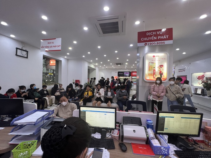 Hạn chót, Người dân Hà Nội đổ xô đi chuẩn hóa thuê bao theo quy định - Ảnh 1.