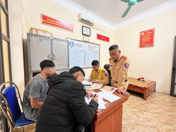 Tài xế chở quá tải gần 200%, sử dụng đăng kiểm giả giá 1 triệu đồng - Ảnh 2.