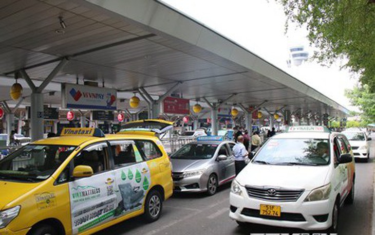 Yêu cầu báo cáo vụ taxi ở sân bay Tân Sơn Nhất "gánh" nhiều loại phí