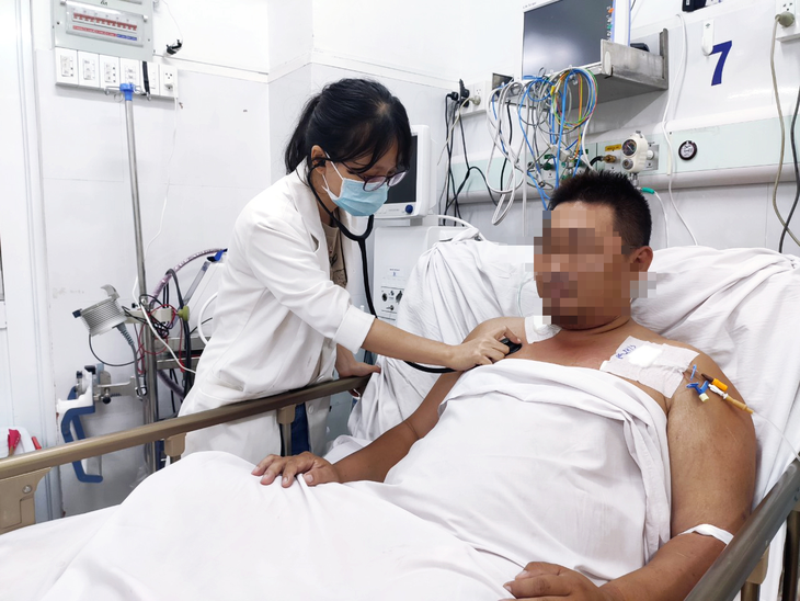 Vừa chạy ECMO vừa phẫu thuật nội soi cắt nang ruột đôi lớn chèn ép khí quản - Ảnh 1.