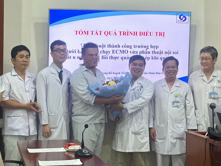 Vừa chạy ECMO vừa phẫu thuật nội soi cắt nang ruột đôi lớn chèn ép khí quản - Ảnh 2.