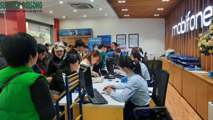 Lo bị khóa SIM, người dân Thủ đô ùn ùn đi chuẩn hóa thông tin thuê bao - Ảnh 1.