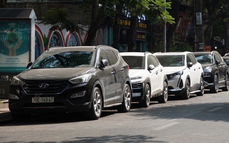 Hà Nội nghiên cứu tiêu chí để cho phép ô tô, xe máy đỗ dưới lòng đường, trên hè phố