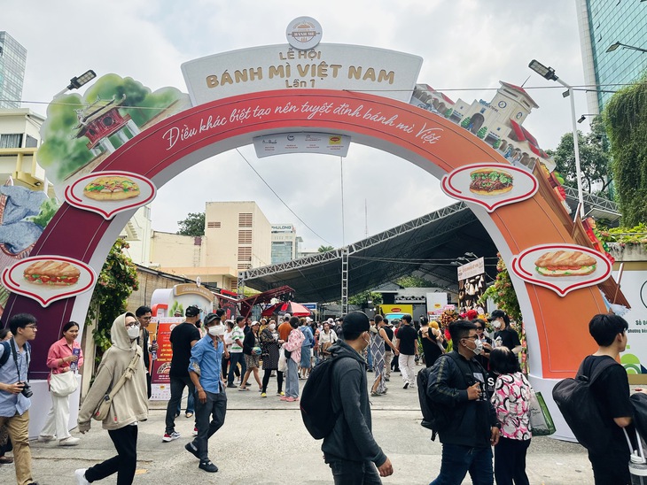 Người Sài Gòn xếp hàng mua bánh mì, check in tại Lễ hội bánh mì Việt Nam - Ảnh 1.