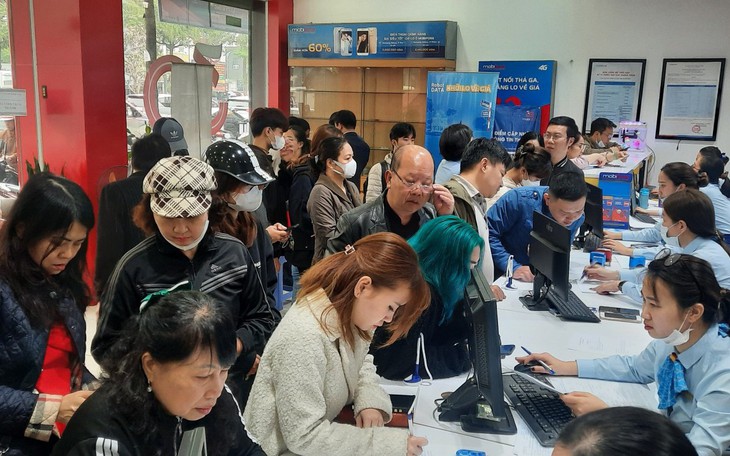 Ảnh: Lo bị khoá SIM, người dân Thủ đô ùn ùn đi chuẩn hóa thông tin thuê bao 