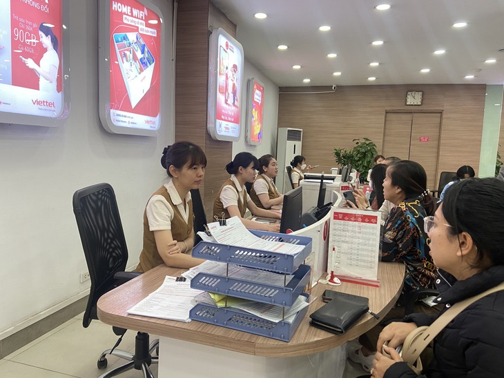 Hạn chót, Người dân Hà Nội đổ xô đi chuẩn hóa thuê bao theo quy định - Ảnh 7.