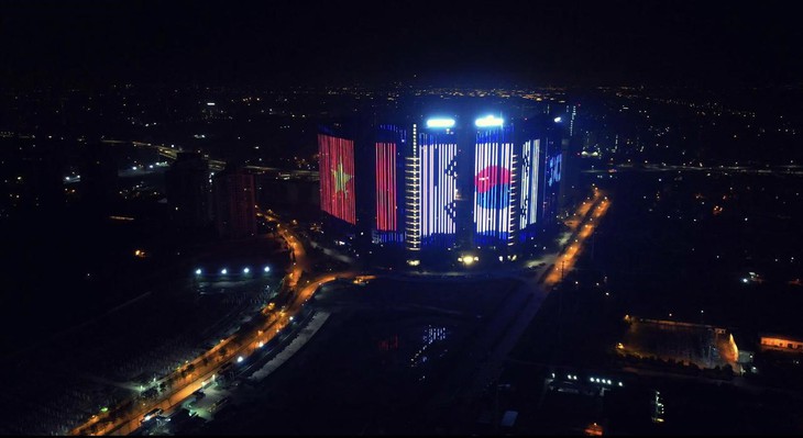 Hà Nội - Seoul rực sáng trong tối kỷ niệm 30 năm quan hệ ngoại giao Việt - Hàn. - Ảnh 1. Hà Nội - Seoul rực sáng trong tối kỷ niệm 30 năm quan hệ ngoại giao Việt - Hàn. - Ảnh 1.
