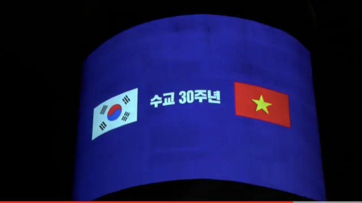 Hà Nội - Seoul rực sáng trong tối kỷ niệm 30 năm quan hệ ngoại giao Việt - Hàn. - Ảnh 2. Hà Nội - Seoul rực sáng trong tối kỷ niệm 30 năm quan hệ ngoại giao Việt - Hàn. - Ảnh 2.