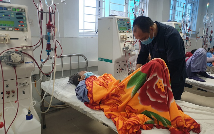 Những người con không cùng máu mủ của bệnh nhân chạy thận