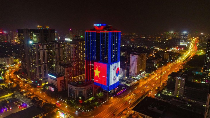 Hà Nội - Seoul rực sáng trong tối kỷ niệm 30 năm quan hệ ngoại giao Việt - Hàn. - Ảnh 4. Hà Nội - Seoul rực sáng trong tối kỷ niệm 30 năm quan hệ ngoại giao Việt - Hàn. - Ảnh 4.