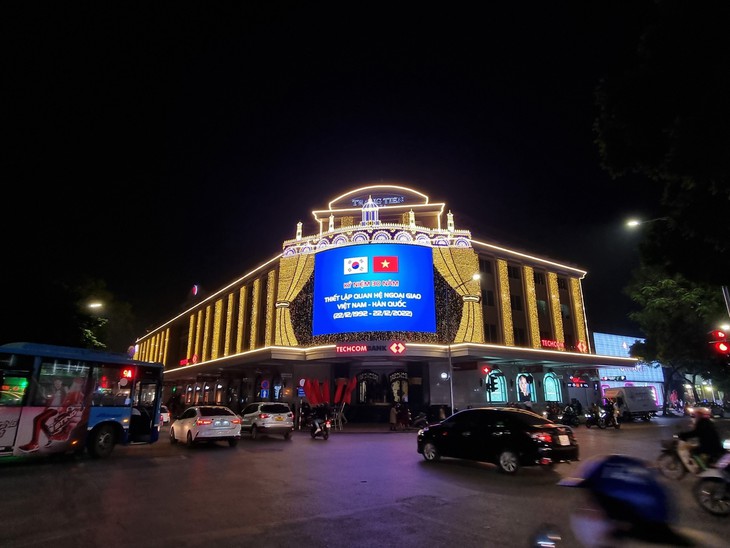 Hà Nội - Seoul rực sáng trong tối kỷ niệm 30 năm quan hệ ngoại giao Việt - Hàn. - Ảnh 5. Hà Nội - Seoul rực sáng trong tối kỷ niệm 30 năm quan hệ ngoại giao Việt - Hàn. - Ảnh 5.