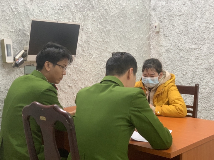 Khởi tố 2 ‘bảo mẫu’ đánh đập bé trai 17 tháng tuổi dẫn đến tử vong - Ảnh 2.