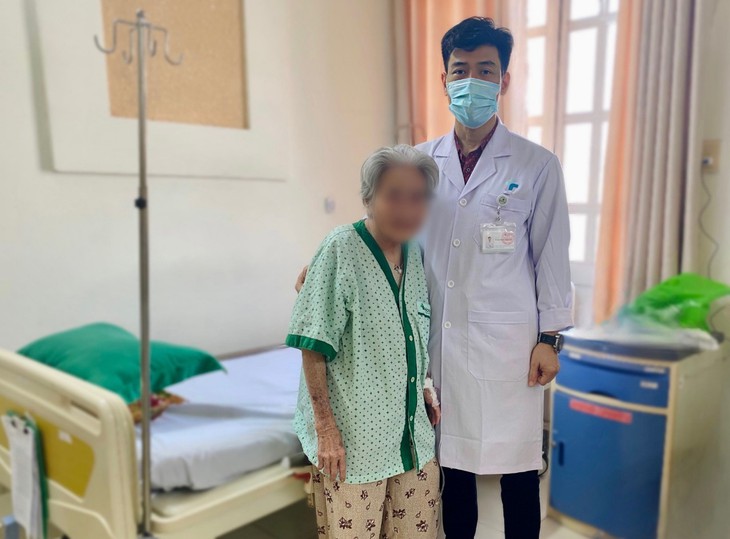 Kì diệu bà cụ 102 tuổi đi lại được nhờ phương pháp bơm xi măng - Ảnh 1.