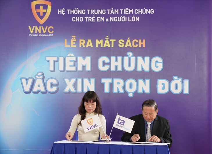 VNVC cam kết tặng hàng trăm nghìn liều vắc xin bảo vệ cộng đồng - Ảnh 2.