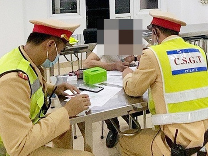 Phạt 37,5 triệu lái xe dương tính ma tuý, điều khiển phương tiện quá hạn đăng kiểm - Ảnh 2. Phạt 37,5 triệu lái xe dương tính ma tuý, điều khiển phương tiện quá hạn đăng kiểm - Ảnh 2.