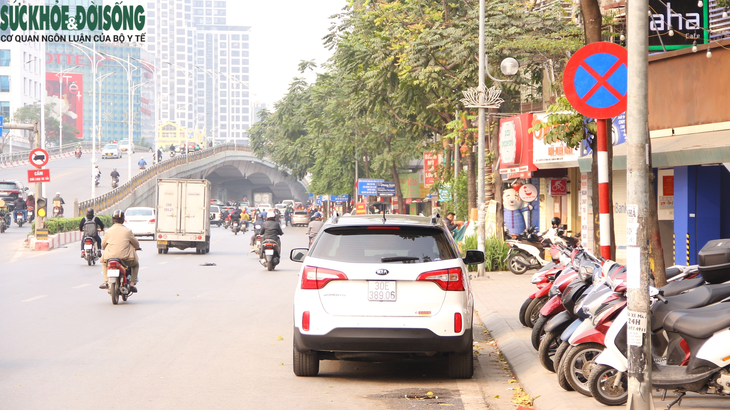 "Đếm mỏi tay" loạt phương tiện vô tư dừng, đỗ bất chấp biển cấm - Ảnh 1.