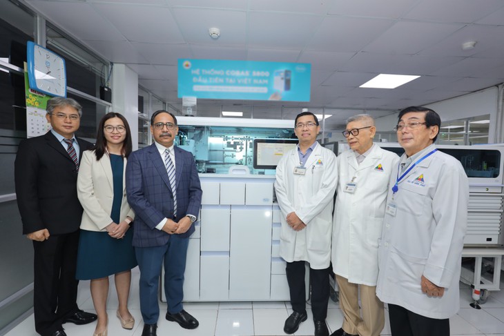Trang bị hệ thống xét nghiệm sinh học phân tử thế hệ mới, nâng cao chất lượng phục vụ bệnh nhân     - Ảnh 1.
