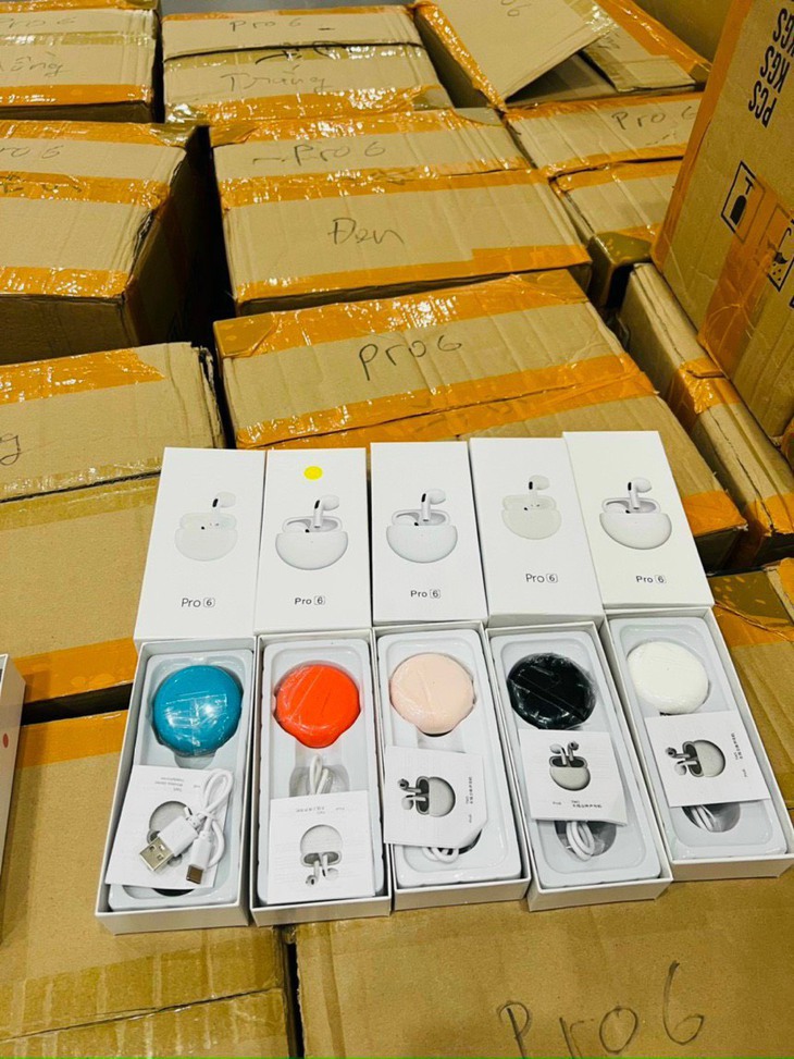 Phát hiện kho chứa gần 100.000 sản phẩm hàng điện tử có dấu hiệu giả mạo nhãn hiệu, nhập lậu - Ảnh 3. Phát hiện kho chứa gần 100.000 sản phẩm hàng điện tử có dấu hiệu giả mạo nhãn hiệu, nhập lậu - Ảnh 3.