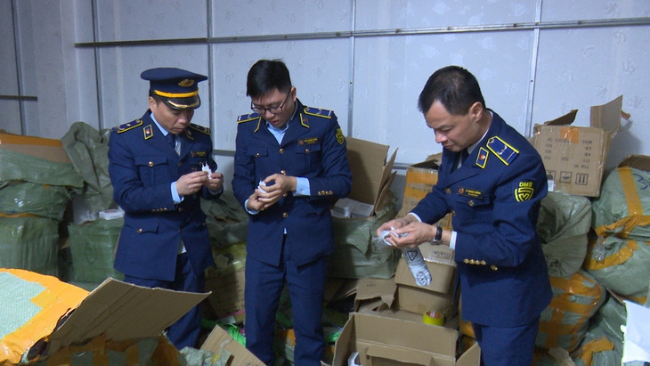 Phát hiện kho chứa gần 100.000 sản phẩm hàng điện tử có dấu hiệu giả mạo nhãn hiệu, nhập lậu - Ảnh 2. Phát hiện kho chứa gần 100.000 sản phẩm hàng điện tử có dấu hiệu giả mạo nhãn hiệu, nhập lậu - Ảnh 2.