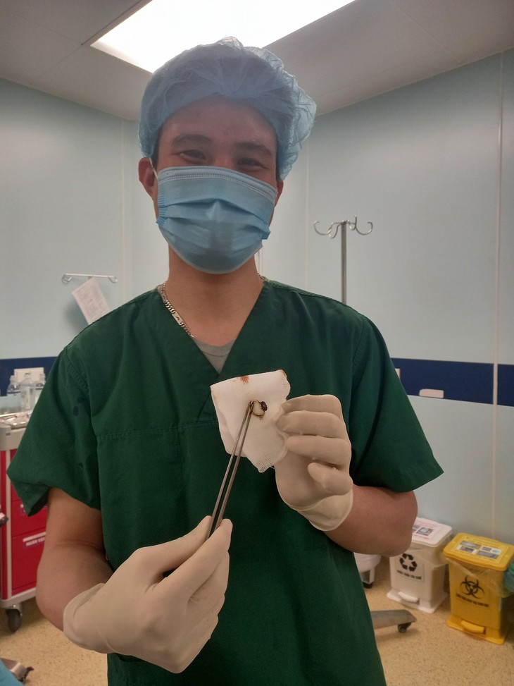 Nhẫn trong vùng kín bé gái 4 tuổi - Ảnh 2.