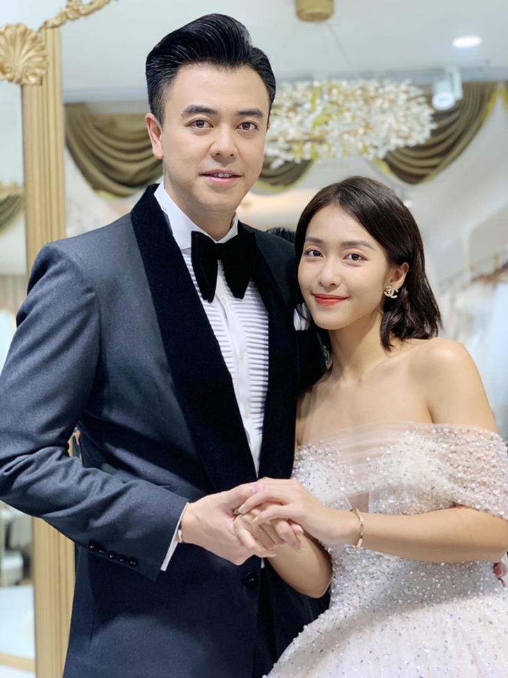 Chàng MC "Chiếc nón kỳ diệu" nổi tiếng một thời: Lấy vợ nhà gia thế, trở lại phim truyền hình đắt show - Ảnh 2. Chàng MC "Chiếc nón kỳ diệu" nổi tiếng một thời: Lấy vợ nhà gia thế, trở lại phim truyền hình đắt show - Ảnh 2.