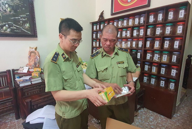 Hà Nội kiểm soát chặt sản phẩm hỗ trợ đau xương khớp, giảm cân… có nguy cơ pha trộn chất cấm - Ảnh 1. Hà Nội kiểm soát chặt sản phẩm hỗ trợ đau xương khớp, giảm cân… có nguy cơ pha trộn chất cấm - Ảnh 1.