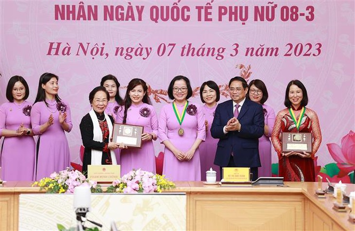 Thủ tướng: Tạo môi trường, điều kiện để phát huy vai trò của phụ nữ Việt Nam - Ảnh 13.