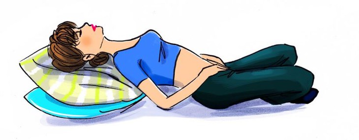 5 tư thế yoga tốt cho phụ nữ thời kỳ mãn kinh - Ảnh 3.