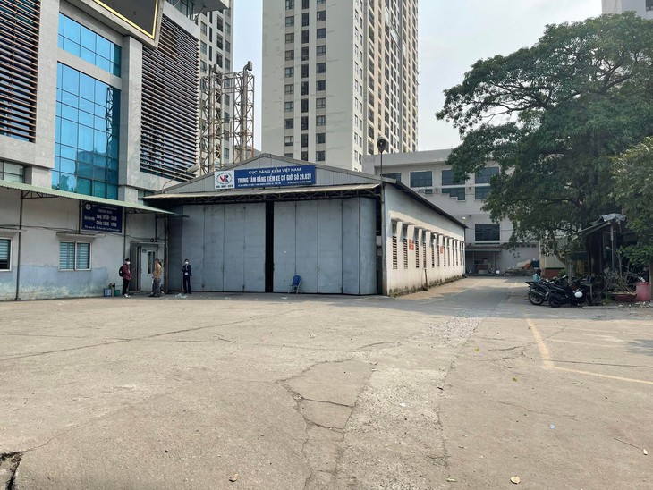 Hà Nội chỉ còn 7 trung tâm đăng kiểm hoạt động, nhiều người nghỉ hưu quay trở lại làm việc - Ảnh 1. Hà Nội chỉ còn 7 trung tâm đăng kiểm hoạt động, nhiều người nghỉ hưu quay trở lại làm việc - Ảnh 1.