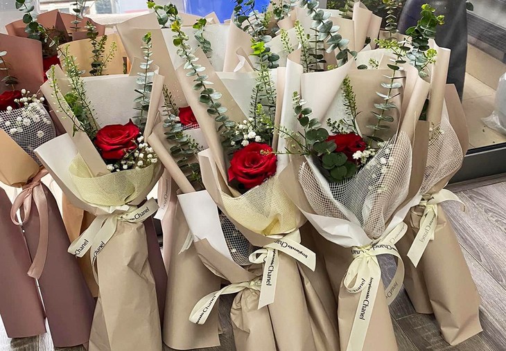 Thị trường 8/3: Hoa tươi bạc triệu ế ẩm, bó 1 bông đắt khách - Ảnh 1.