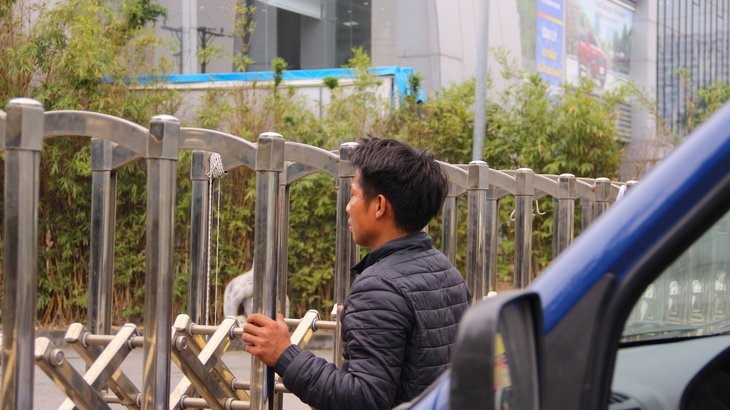 Bất ngờ khám xét trung tâm đăng kiểm đang chật kín phương tiện xếp hàng chờ - Ảnh 2. Bất ngờ khám xét trung tâm đăng kiểm đang chật kín phương tiện xếp hàng chờ - Ảnh 2.