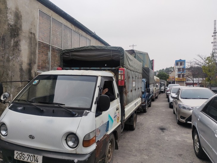 Tài xế từ Hà Nội lên Vĩnh Phúc ‘mắc võng’ ở qua đêm chờ đăng kiểm - Ảnh 1. Tài xế từ Hà Nội lên Vĩnh Phúc ‘mắc võng’ ở qua đêm chờ đăng kiểm - Ảnh 1.