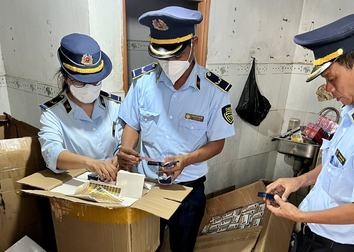 Phát hiện kho hàng tàng trữ hàng nghìn viên thuốc chữa bệnh, bao cao su có dấu hiệu giả mạo - Ảnh 2.
