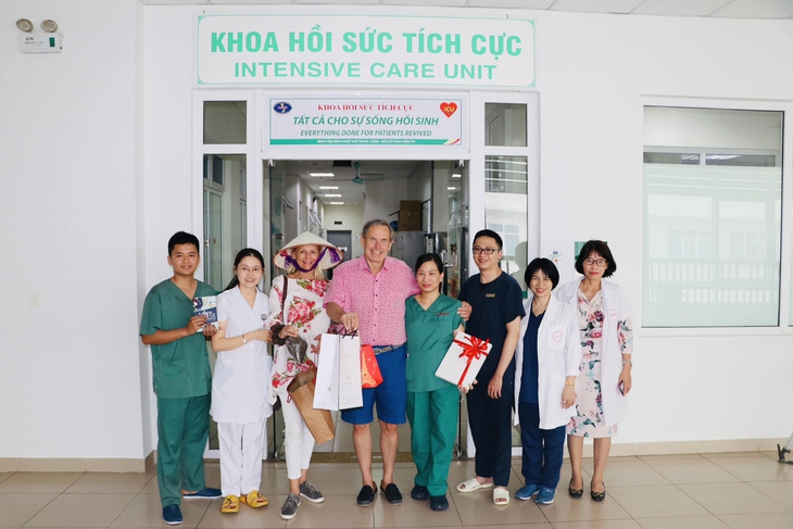 2 bệnh nhân người Anh từng mắc COVID-19 về Việt Nam thăm và cảm ơn y bác sĩ - Ảnh 1.