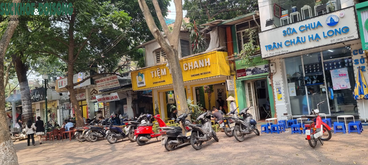 Chủ tịch TP Hà Nội yêu cầu công khai thông tin các Chủ tịch quận, huyện để xảy ra lấn chiếm vỉa hè - Ảnh 3. Chủ tịch TP Hà Nội yêu cầu công khai thông tin các Chủ tịch quận, huyện để xảy ra lấn chiếm vỉa hè - Ảnh 3.