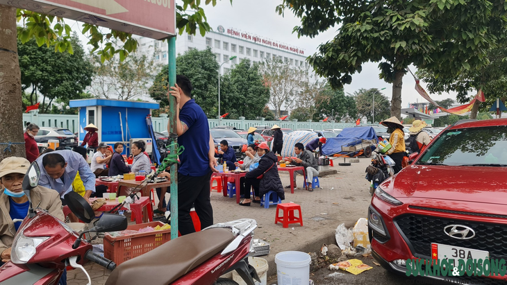 Cần xử lý dứt điểm tình trạng "loạn" hàng rong trước bệnh viện lớn nhất Nghệ An - Ảnh 2.