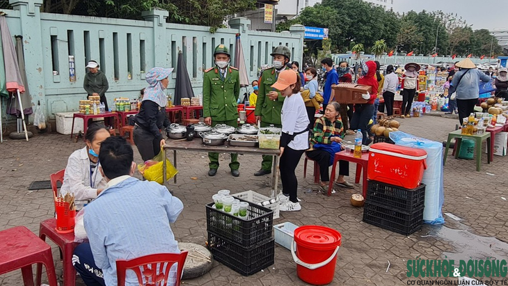 Cần xử lý dứt điểm tình trạng "loạn" hàng rong trước bệnh viện lớn nhất Nghệ An - Ảnh 5.