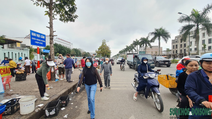 Cần xử lý dứt điểm tình trạng "loạn" hàng rong trước bệnh viện lớn nhất Nghệ An - Ảnh 7.